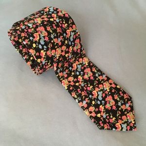 HTG bright floral cotton men's tie.